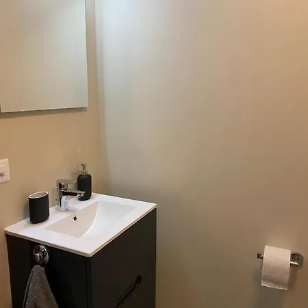 Joli Pres Des Bains De Apartament *